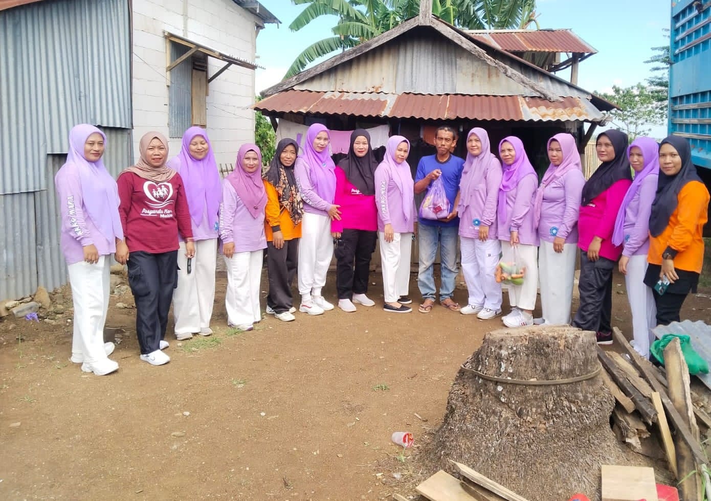 Tim Penggerak PKK Desa Ko’mara Aktif Laksanakan “Sedekah Jumat” Untuk Warga Kurang Mampu