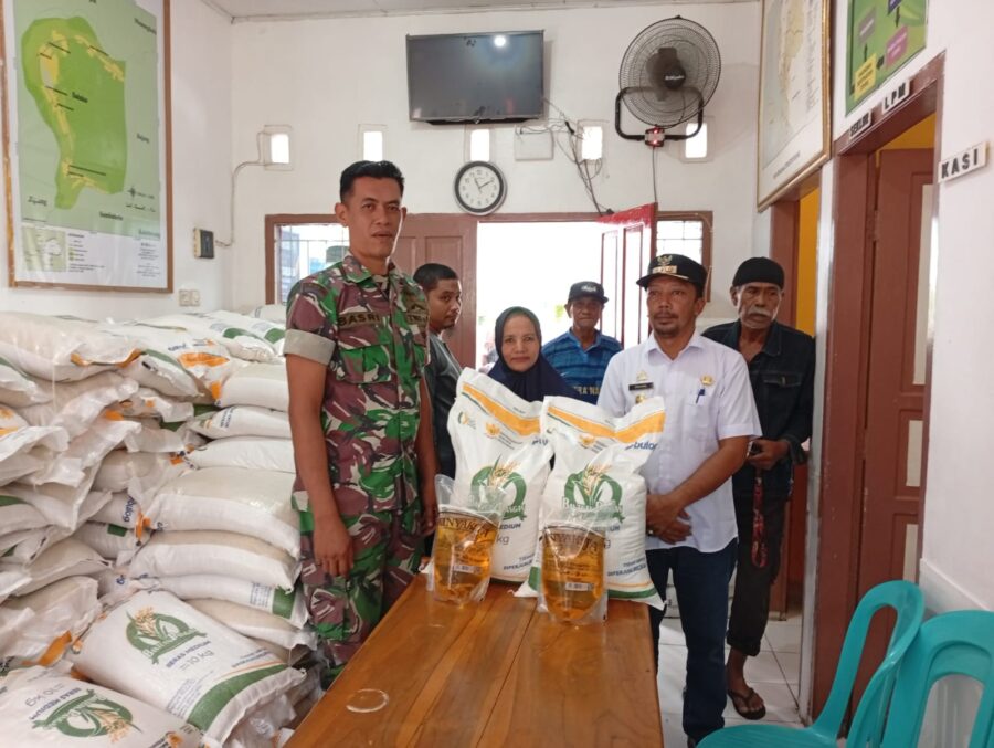 Lurah Salaka, Syah Awal.,SE Awasi Langsung Penyaluran Bantuan Pangan, Beras dan Minyak Goreng Sebanyak 208 KPM Berjalan Lancar.
