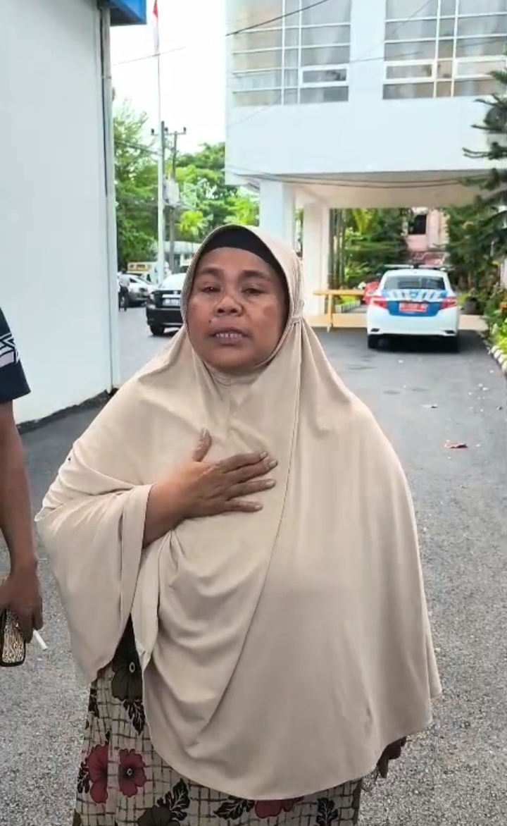 Juru Parkir Nuraeni Harapkan Kebijakan Walikota Terkait Larangan Parkir di Mall Panakkukang”.