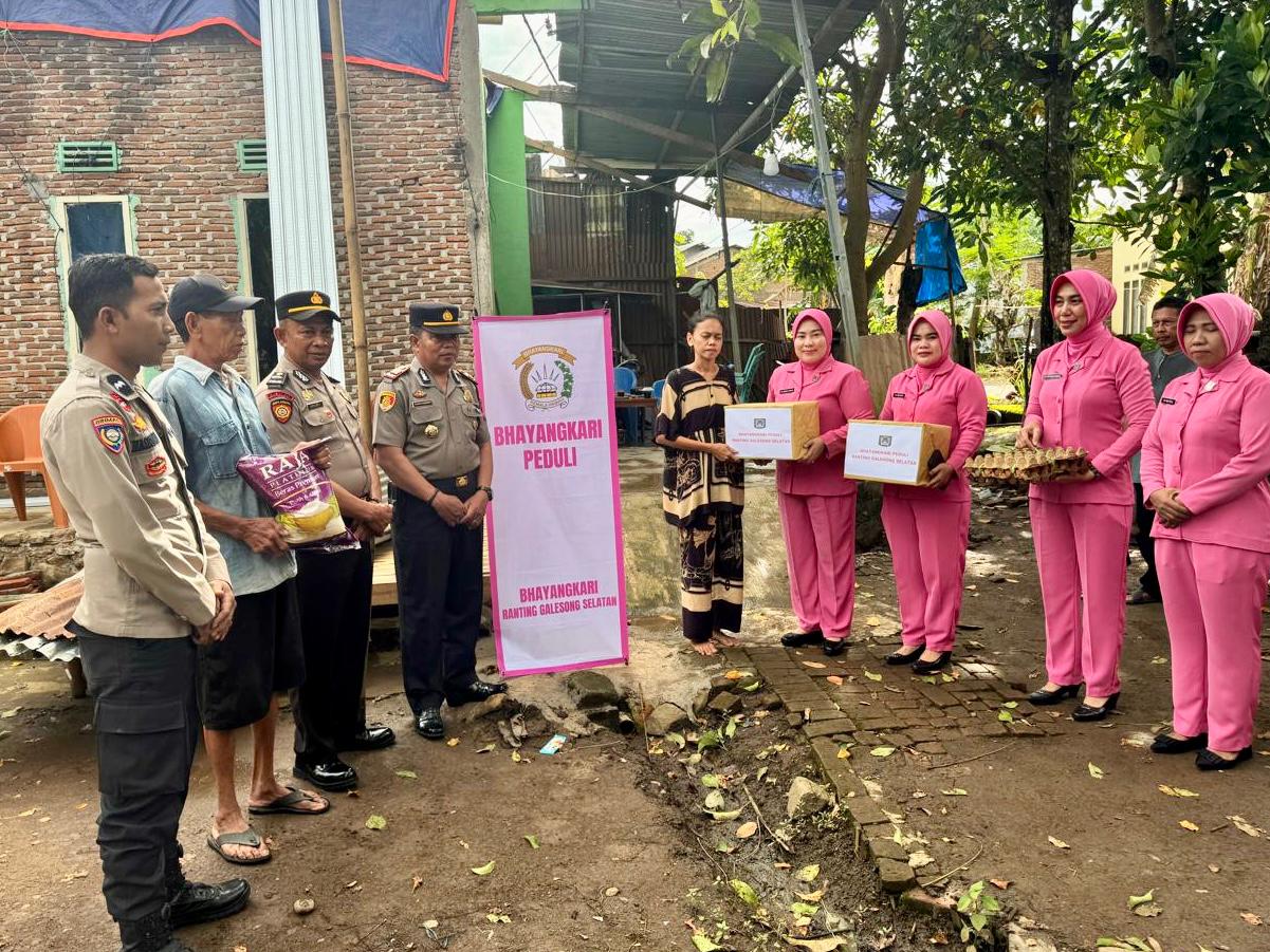 Kapolsek Galesong Selatan Salurkan Bantuan Sembako untuk Korban Puting Beliung di Desa Pattinoang