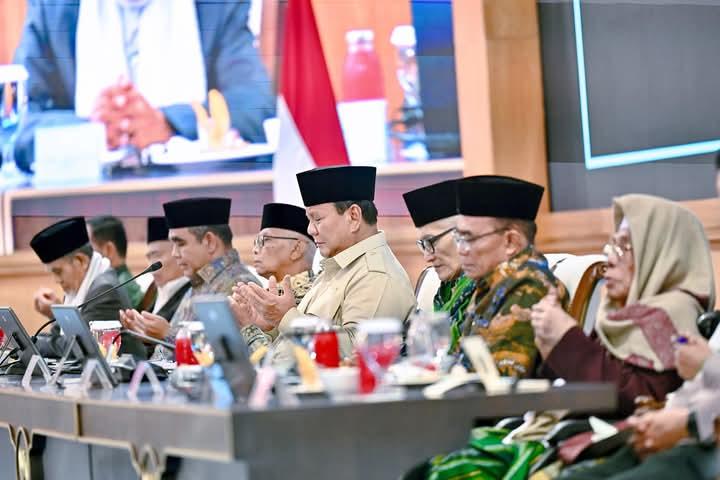 Presiden Prabowo Subianto berbuka puasa bersama sejumlah tokoh dan pimpinan organisasi Islam
