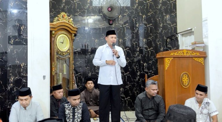 Safari Ramadhan di Mappakasunggu: Wakil Bupati Takalar Serahkan Bantuan Pembangunan Masjid