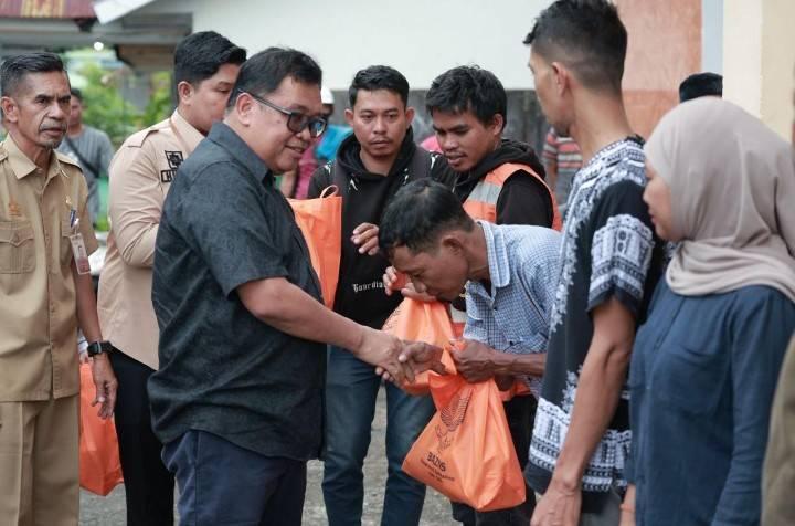 Wujud Kepedulian di Bulan Suci, Bupati Takalar Serahkan 238 Paket Lebaran untuk Tenaga Teknis Lapangan