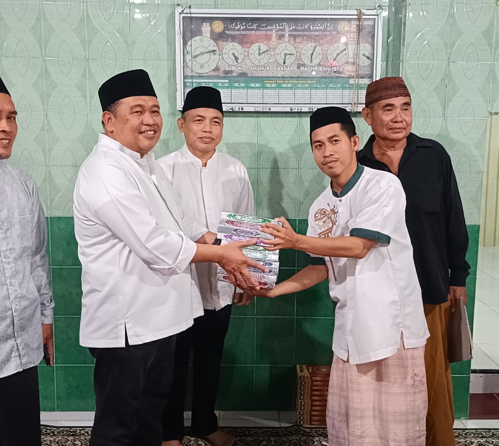 Tutup Rangkaian Safari Ramadan di Cikoang, Bupati Takalar dan Kemenag Salurkan Wakaf Al-Qur’an