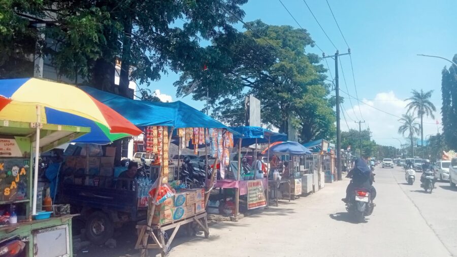 Imbas Pembangunan Gedung KDMP, Bahu Jalan Depan Kantor Dinsos Takalar Berubah Menjadi “Pasar Kaget” PKL