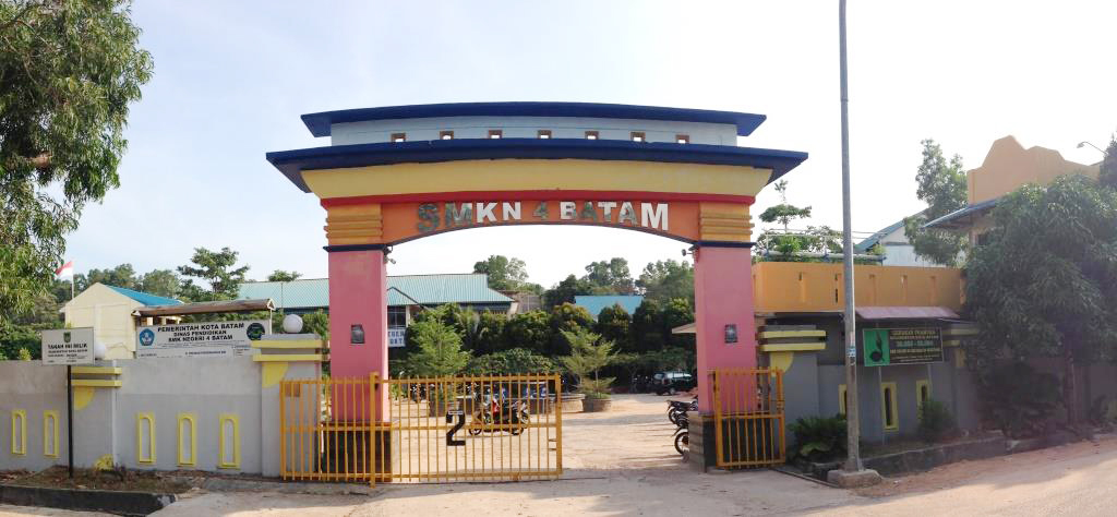 SMK negeri 4 batam diduga Lakukan Pungli Berkedok Sumbangan, Kepsek Terkesan Menghindari Wartawan.