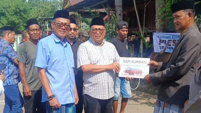 Bupati Takalar Serahkan Sapi Kurban Bantuan Presiden RI ke Warga Sawakong