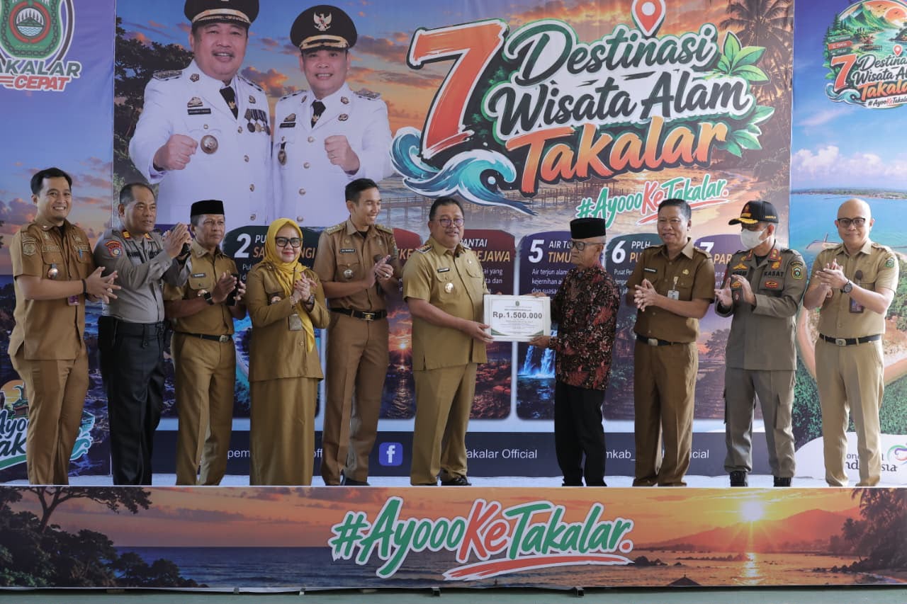 Bupati Takalar Apresiasi Kepala Lingkungandengan masa kerja 43 Tahun