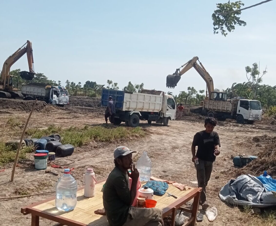 Aktivitas Tambang Pasir di Malam Hari, Warga Desa Kalukubodo Khawatiran Pemukiman Dekat Laut.