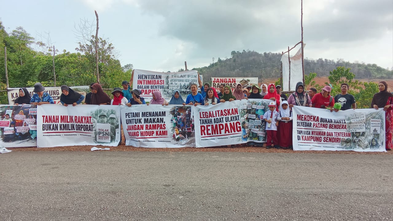 Di Tengah Semarak HUT RI, Puluhan Warga Rempang Mengheningkan Cipta untuk Menuntut Keadilan